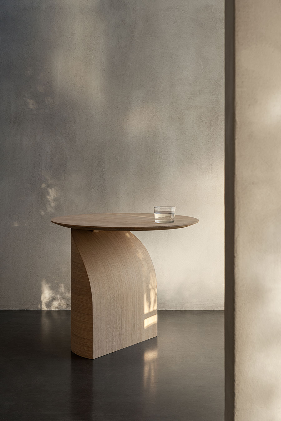 Bordet Savoa av Sakari Hartikainen kombinerar enkelhet och känsla av lätthet med avancerad teknik.